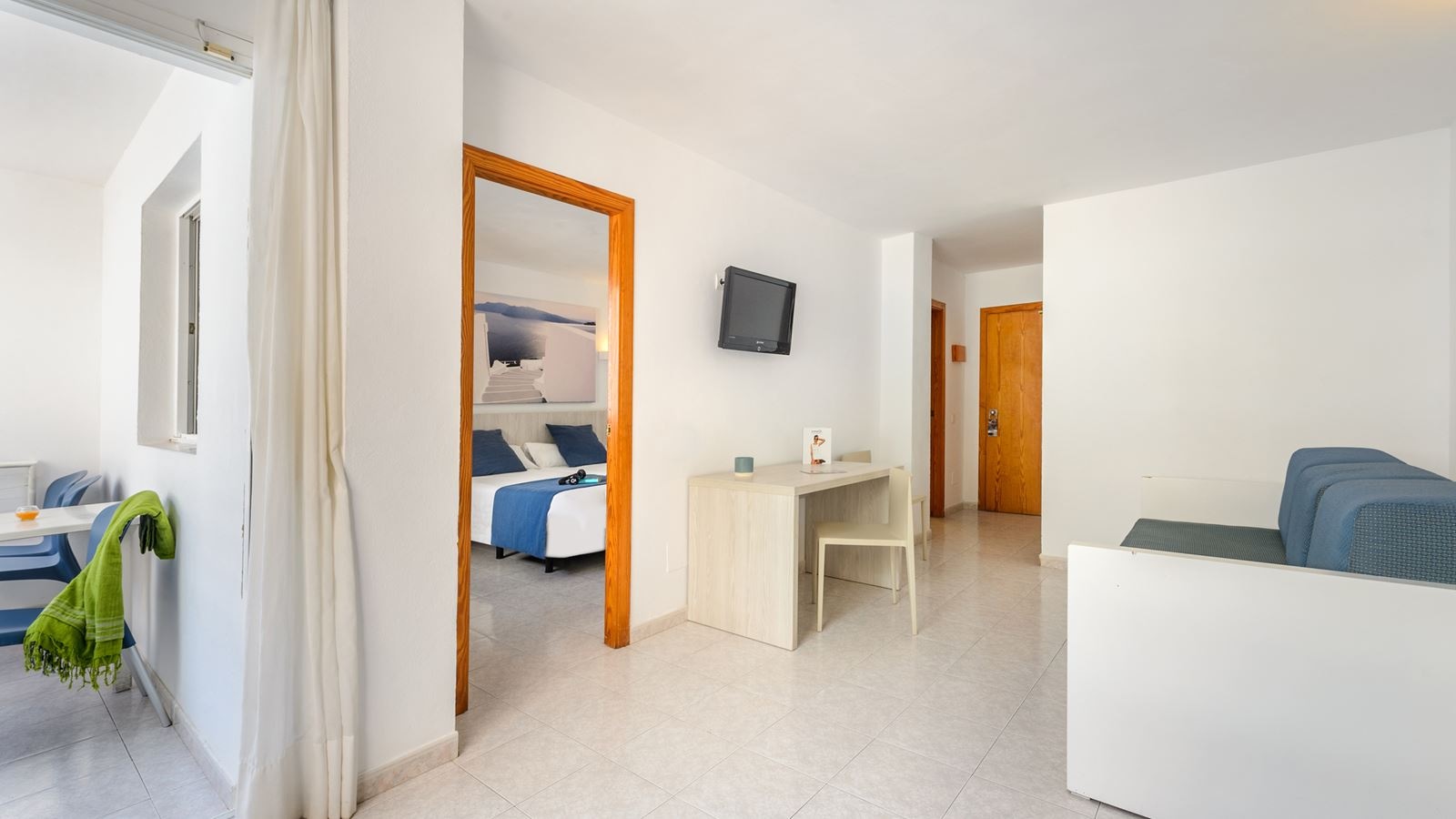 rooms-apartment-1-bedroom-balcony-or-terrace