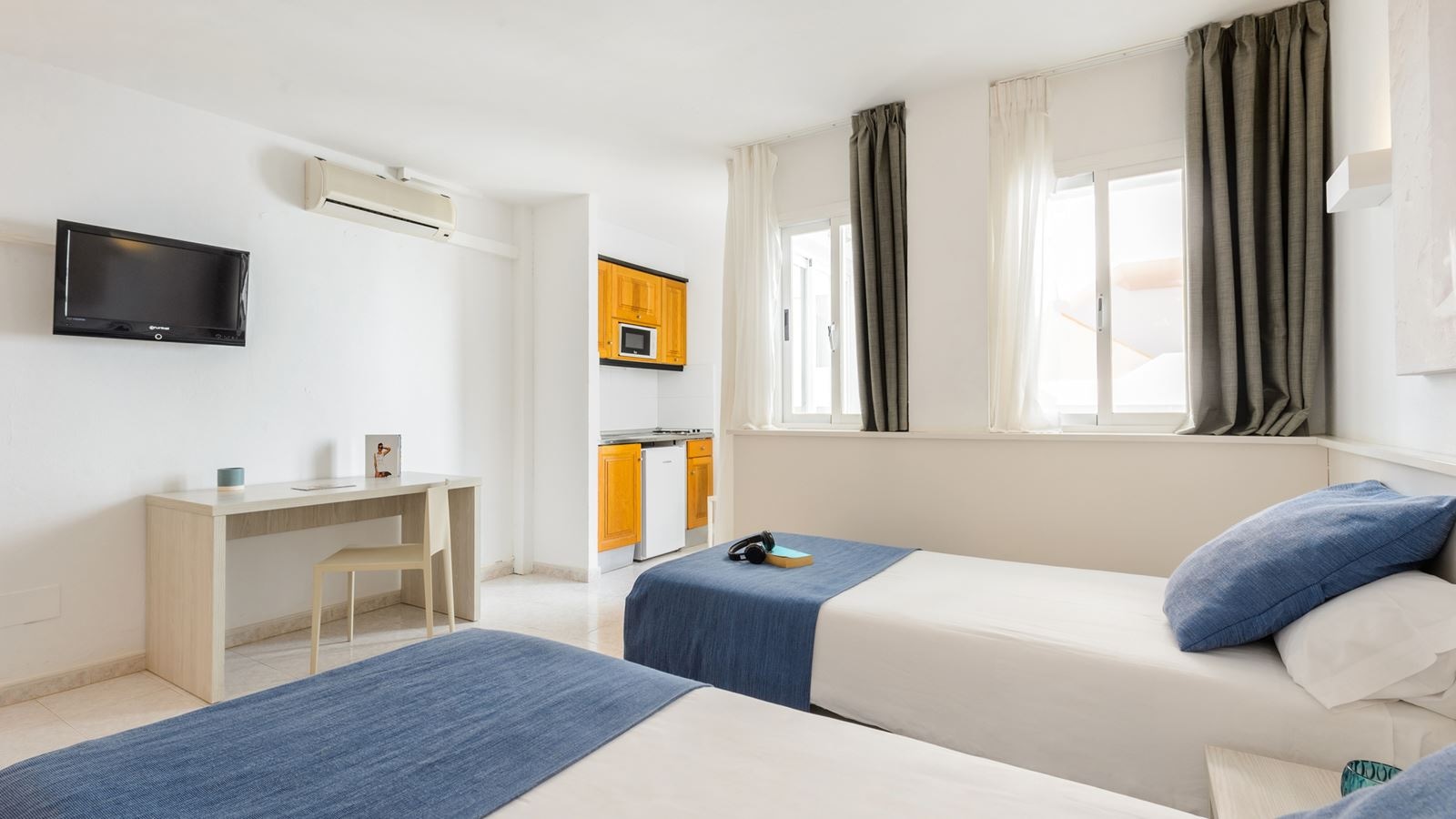 rooms-studio-balcony-or-terrace