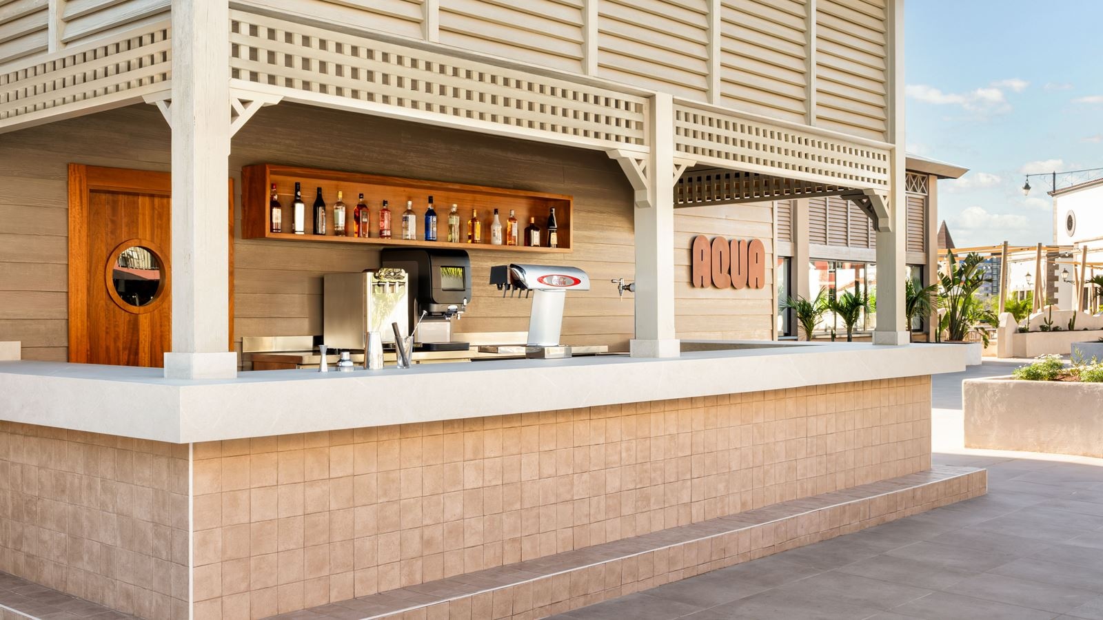 bars-aqua-pool-bar