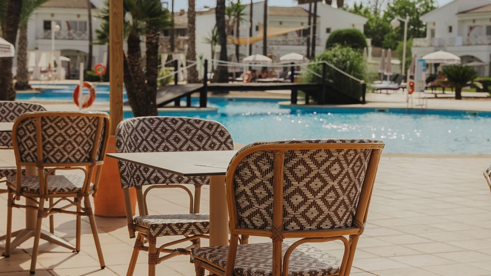 bars-poolside-foodtruck