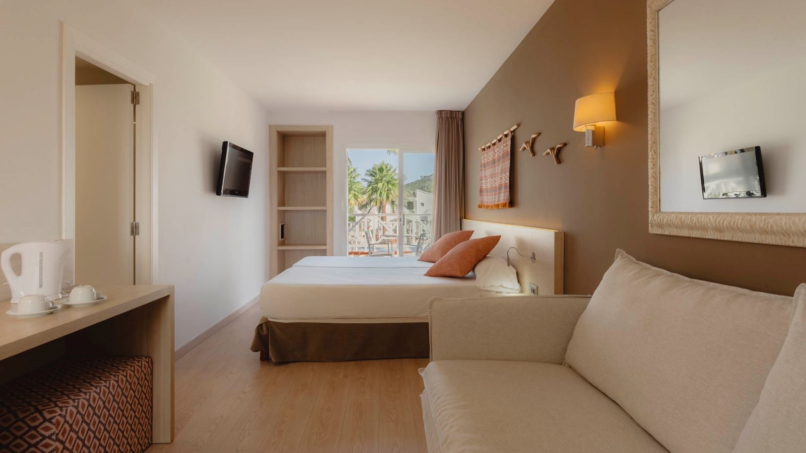 rooms-room-superior-balcony-or-terrace