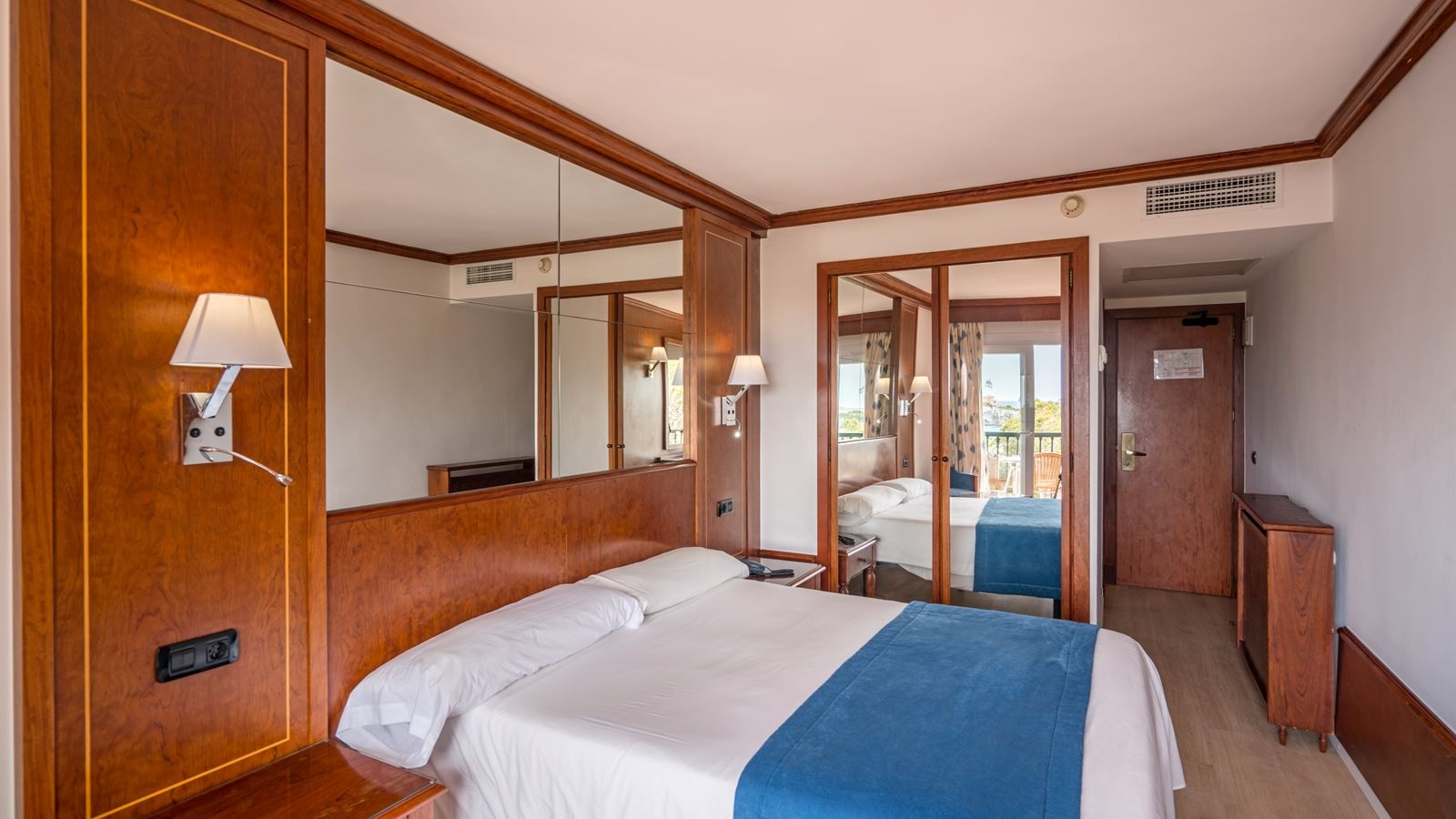 rooms-standard-room-sea-view-balcony-or-terrace