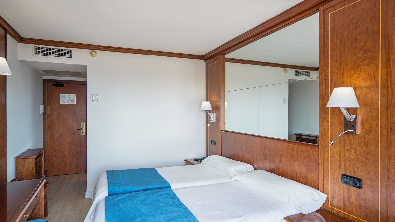 rooms-standard-room-sea-view-balcony-or-terrace