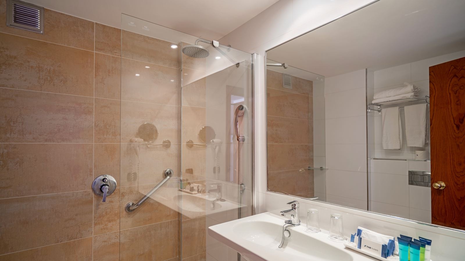 rooms-room-standard-mainbuilding-double-balcony