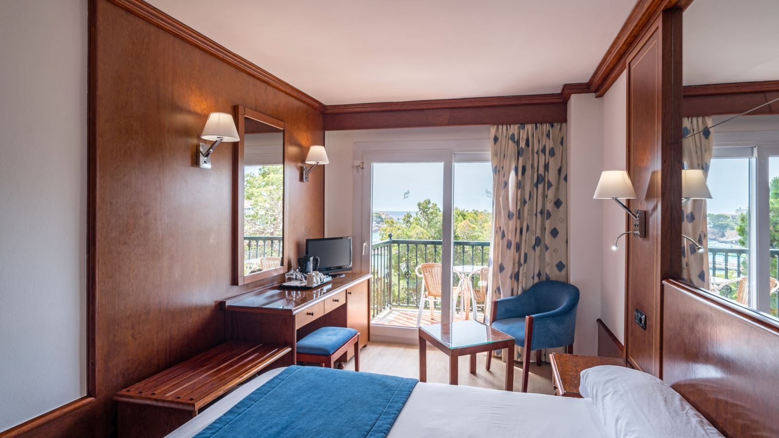 rooms-room-standard-mainbuilding-double-balcony