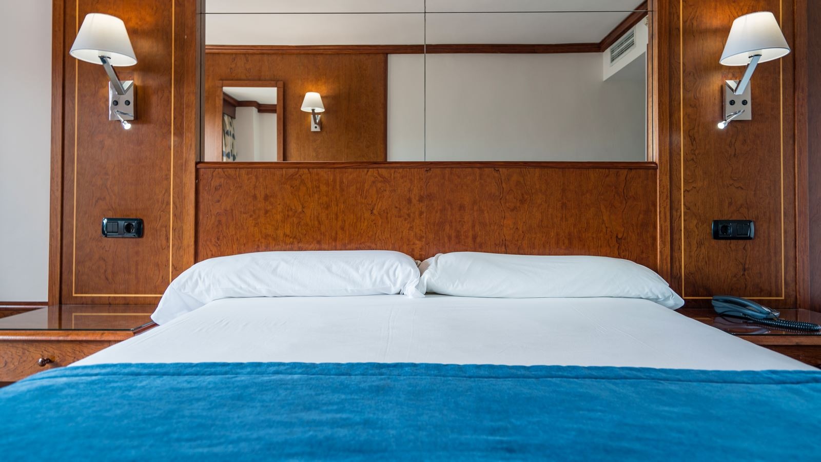 rooms-room-standard-mainbuilding-double-balcony