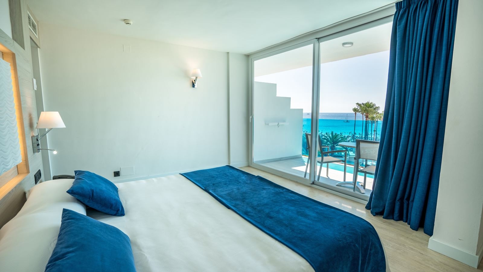 rooms-juniorsuite-seaview-balcony