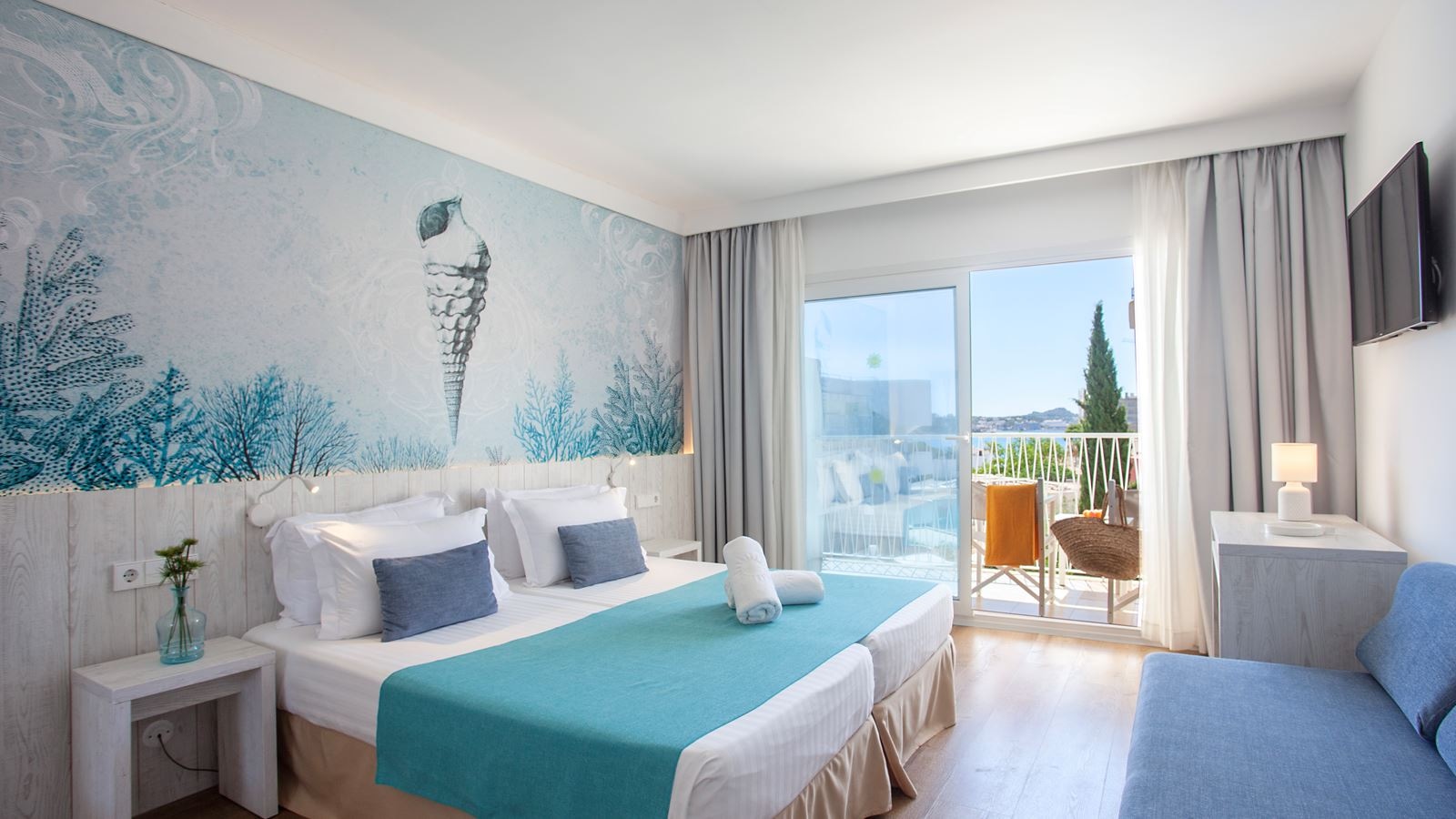 rooms-double-standard-pool-view-balcony-or-terrace