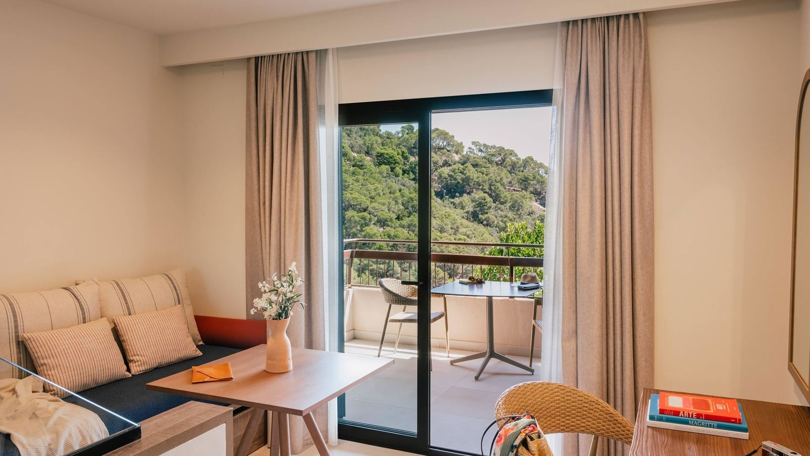 rooms-junior-suite-zel-garden-view-with-kitchen