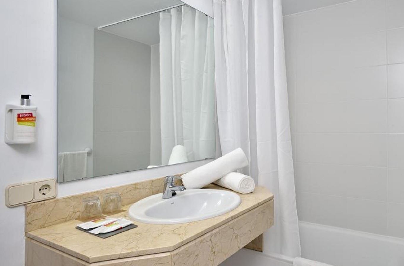 rooms-room-family-2-bedrooms-garden-view-balcony-or-terrace