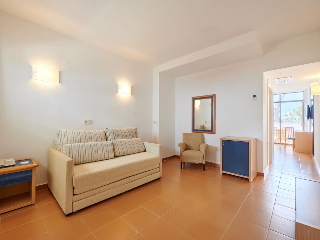 rooms-room-family-2-bedrooms-garden-view-balcony-or-terrace