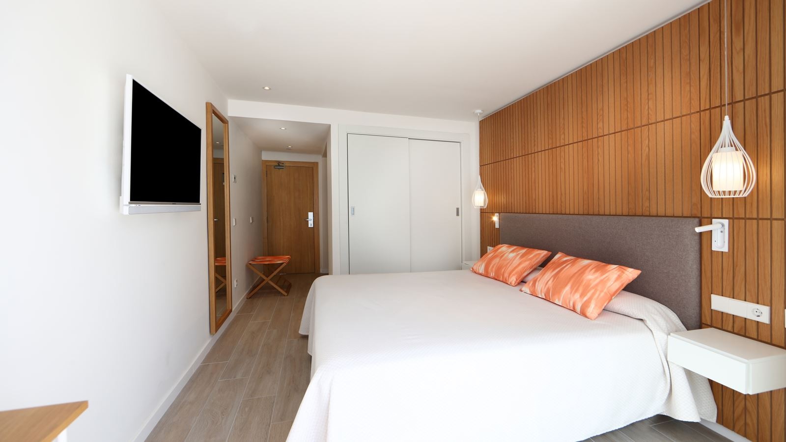 rooms-double-pool-view