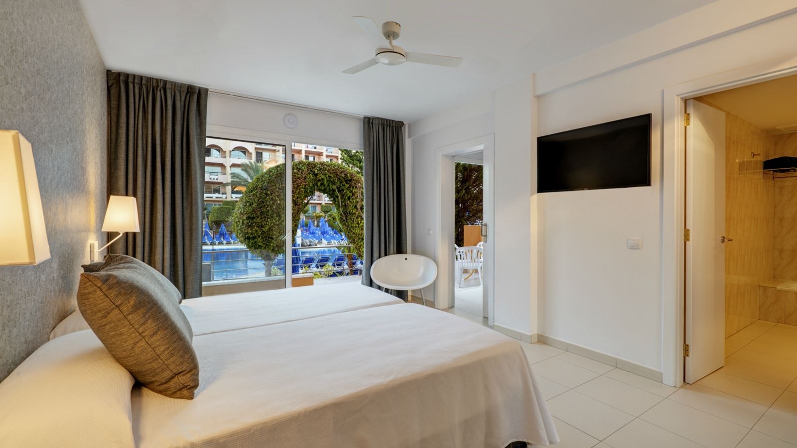 rooms-family-room-pool-view