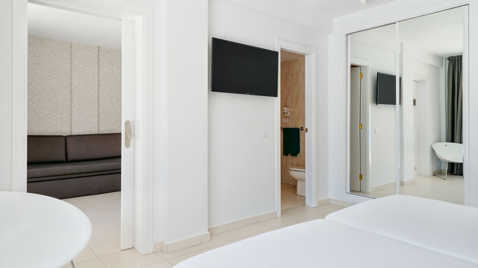 rooms-family-room-pool-view