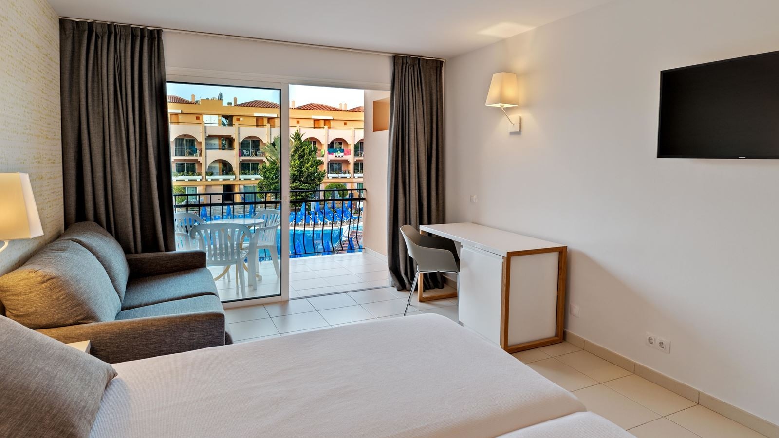 rooms-double-room-pool-view