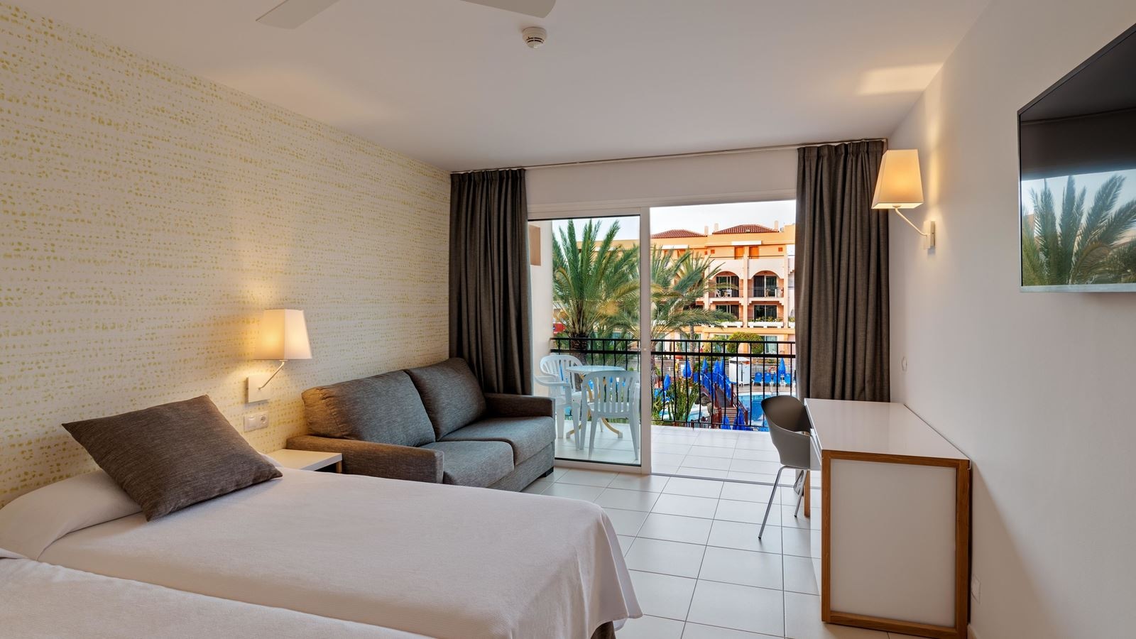 rooms-double-room-pool-view