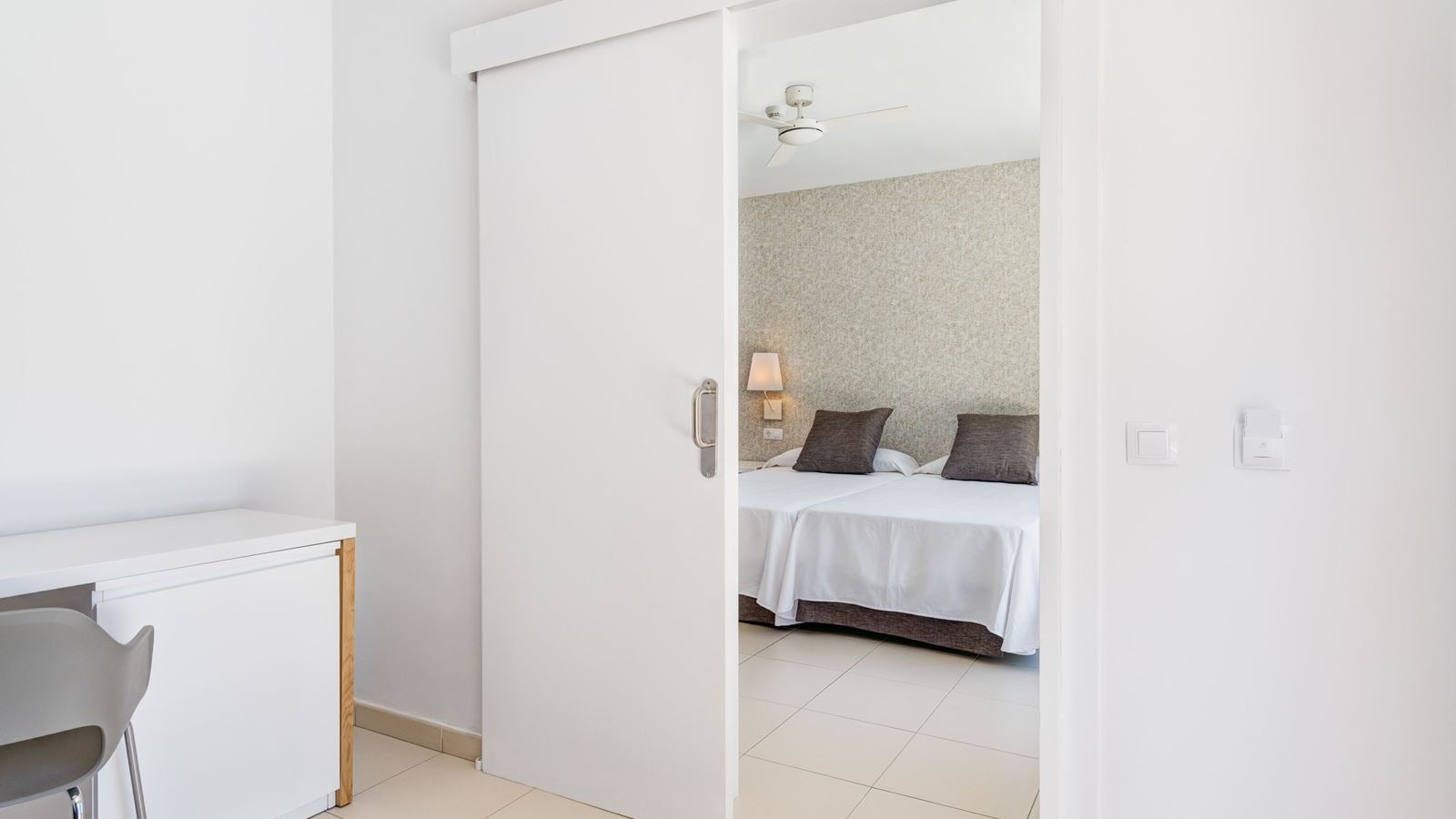 rooms-family-room-pool-view