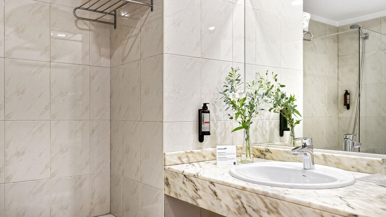 rooms-family-room-pool-view