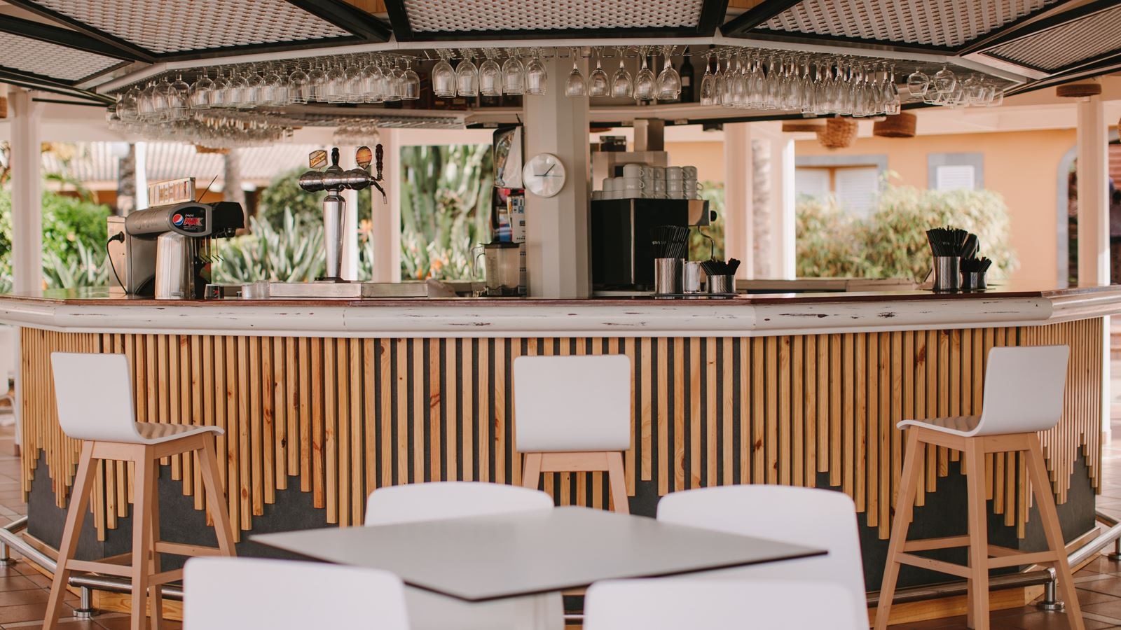 bars-bar-piscina