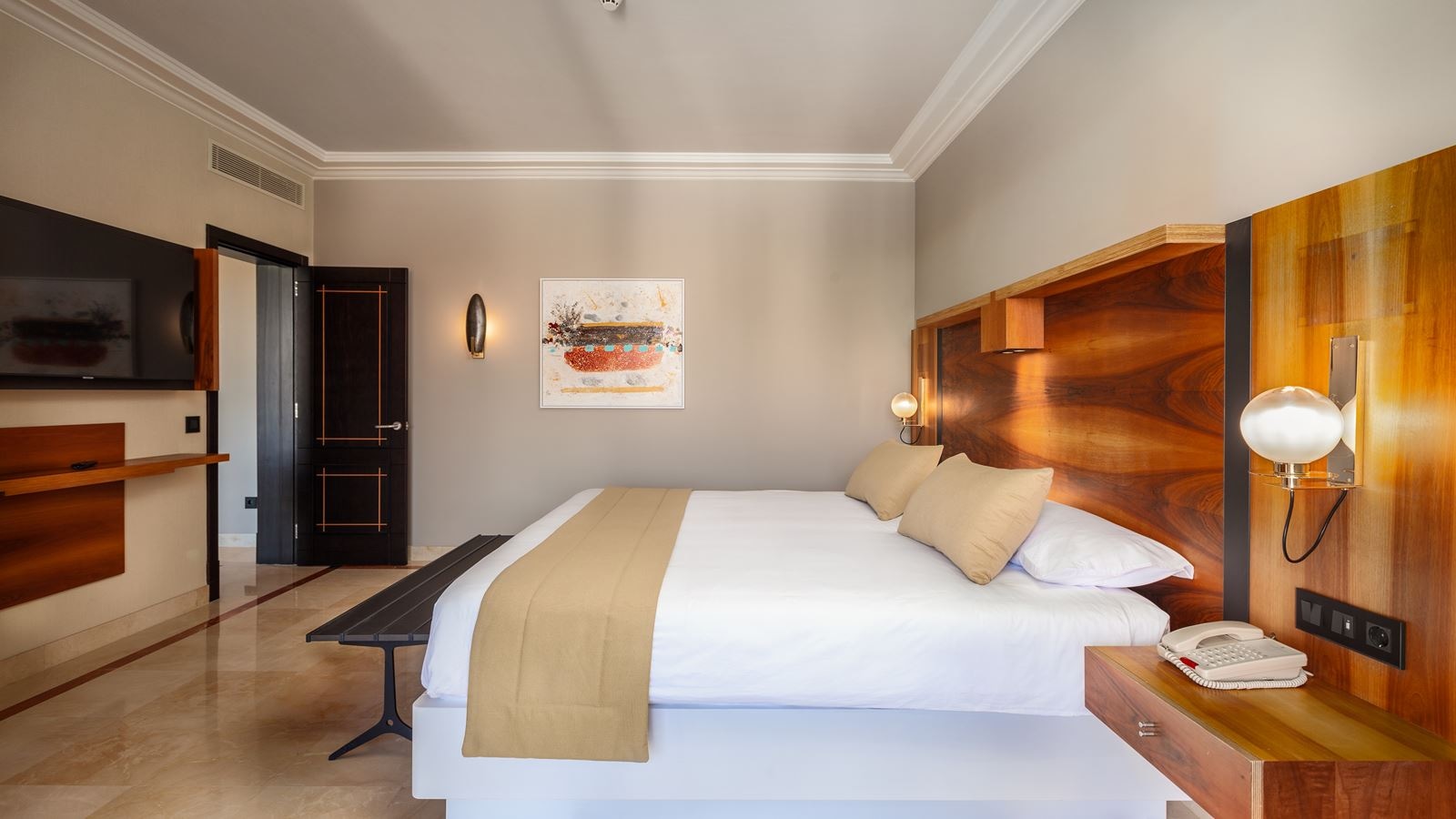 rooms-suiv-suite-pool-view-with-balcony