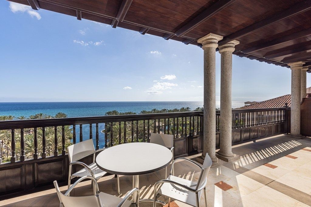 rooms-msuiv-master-suite-sea-view-balcony