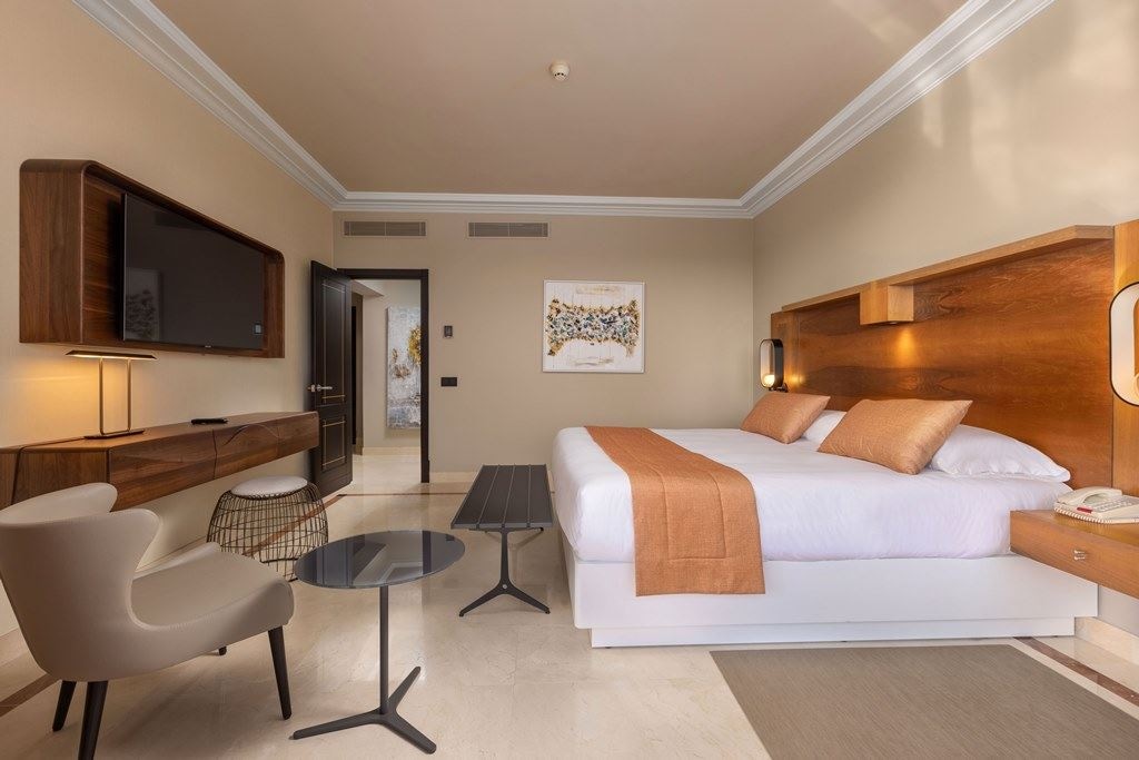 rooms-msui-master-suite-garden-view-with-balcony