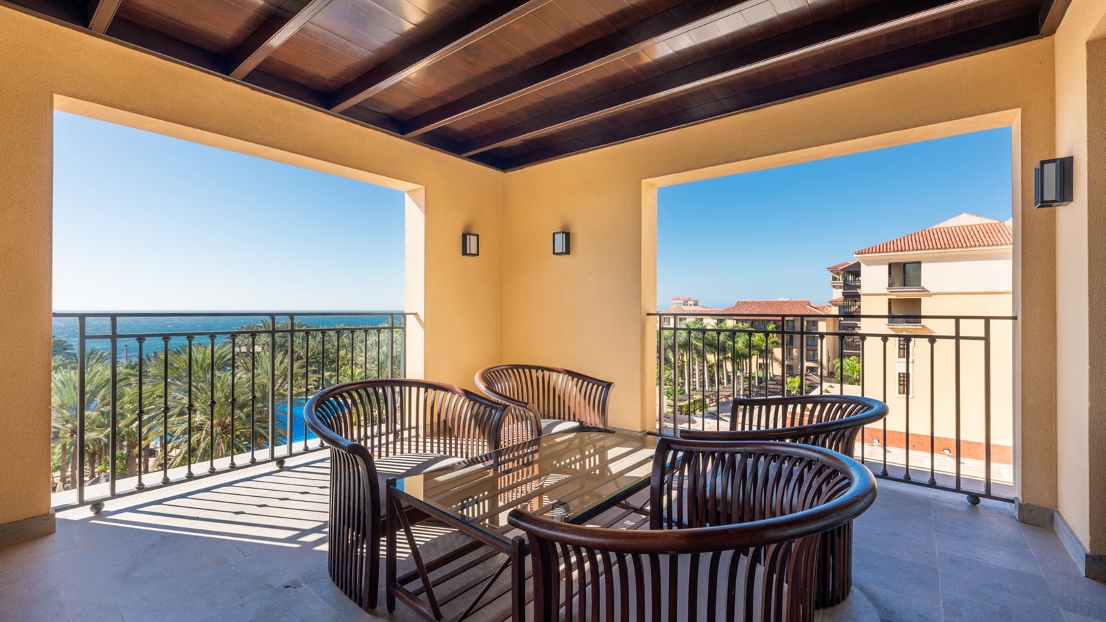 rooms-pris-suite-balcony-ocean-view