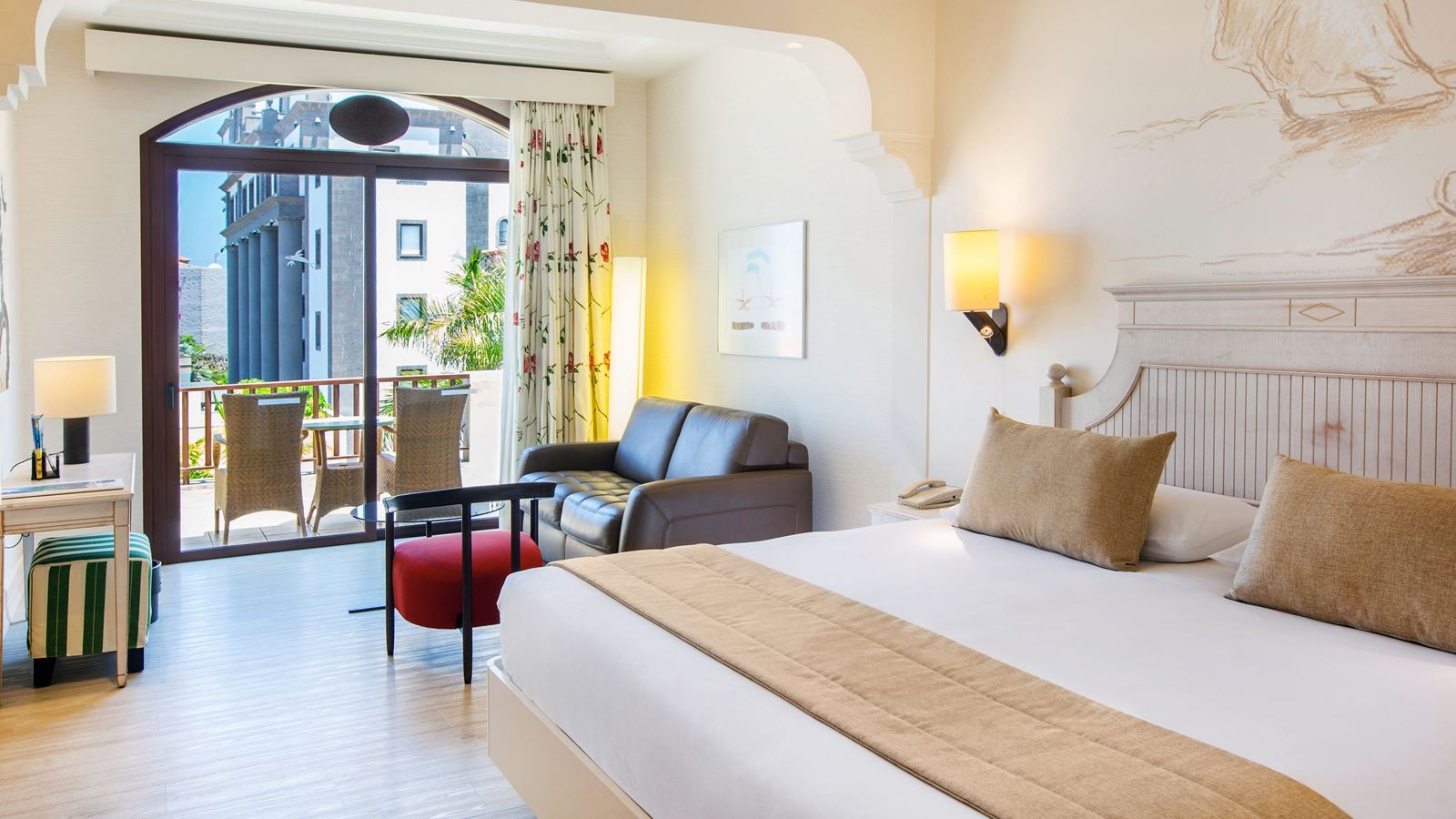 rooms-double-standard-balcony-pool-view