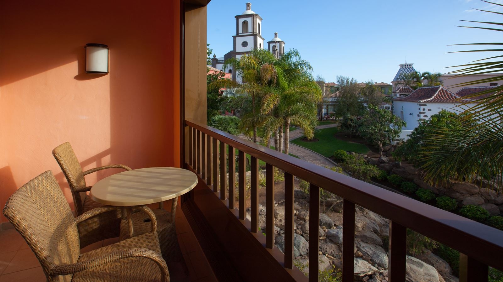 rooms-double-standard-balcony-pool-view
