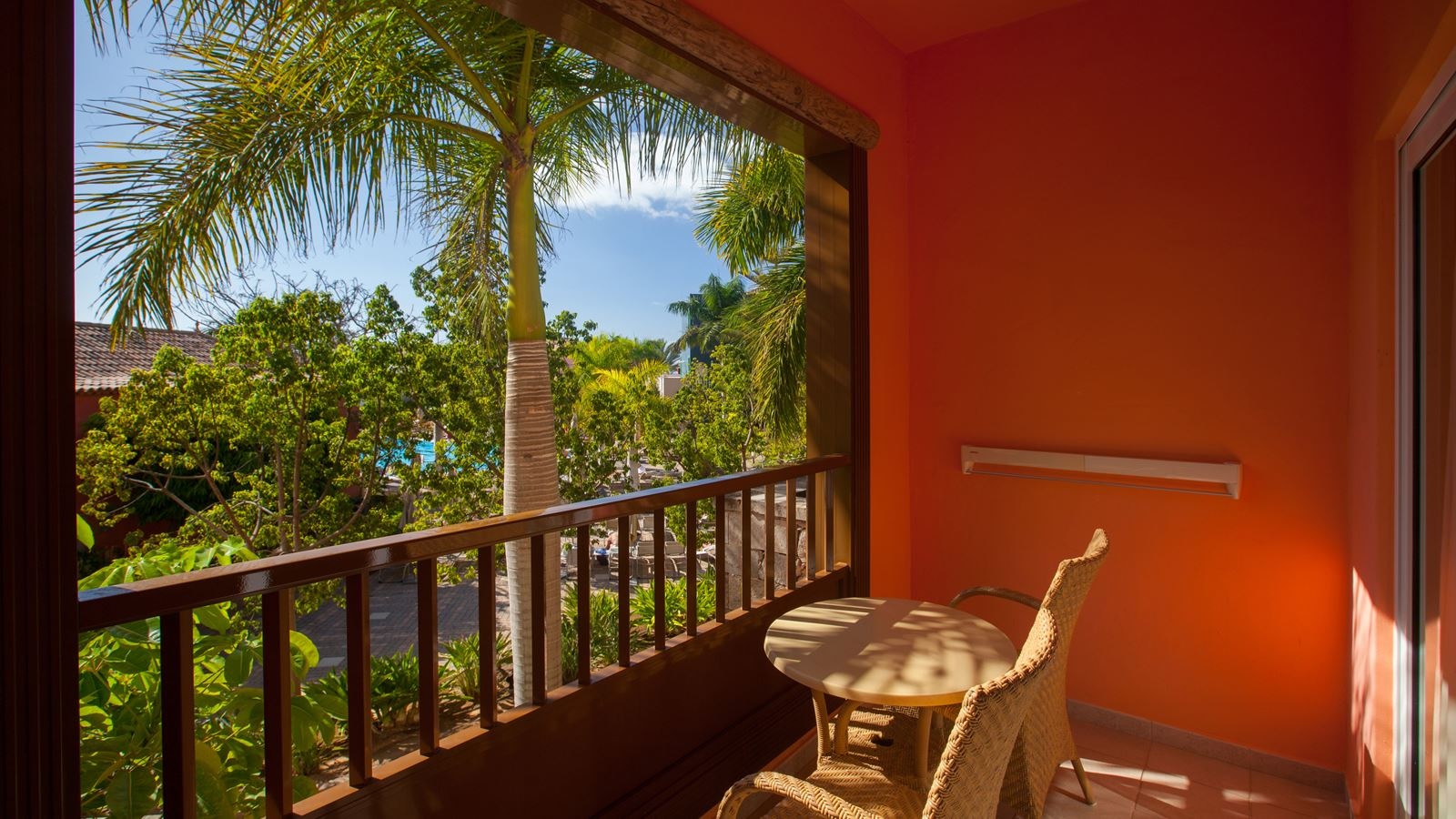 rooms-double-standard-balcony-pool-view