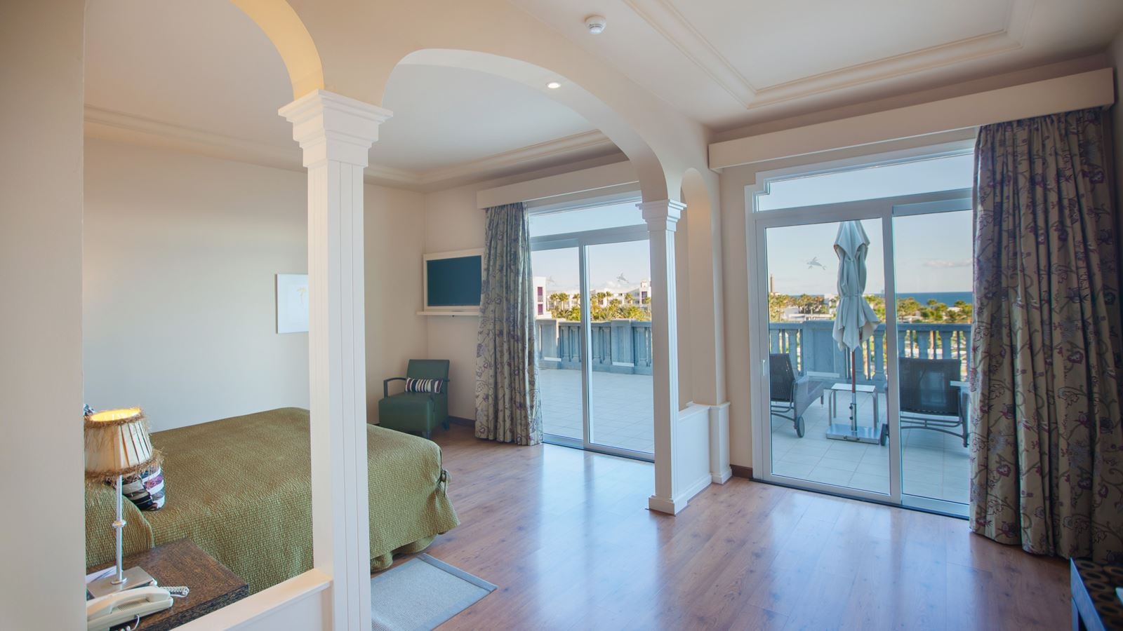 rooms-senior-suite-terrace-unique