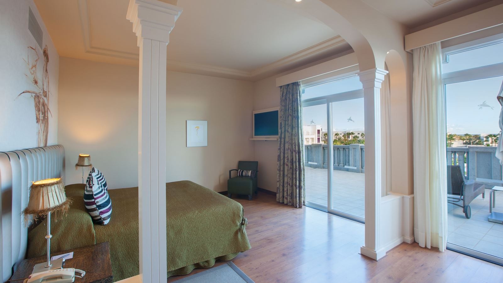 rooms-senior-suite-terrace-unique