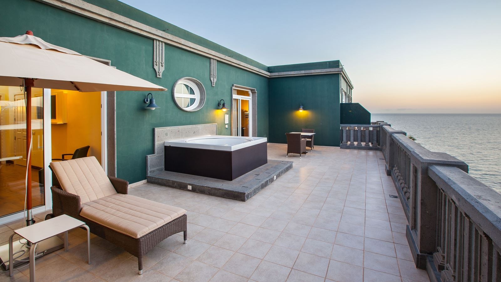 rooms-sus-superior-suite-unique-with-terrace-and-partial-sea-view