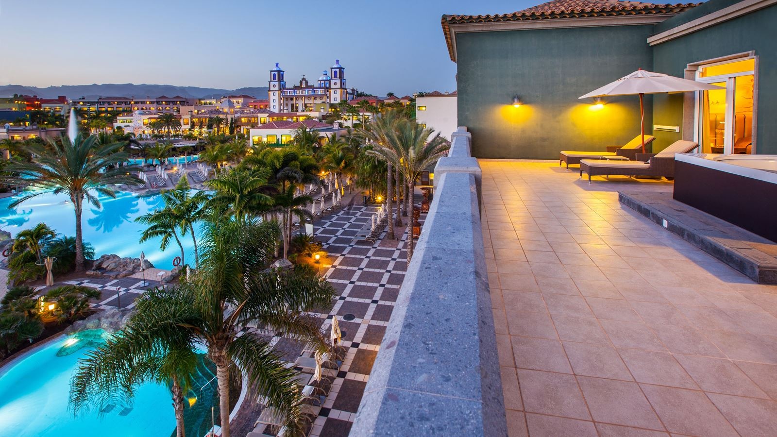 rooms-sus-superior-suite-unique-with-terrace-and-partial-sea-view
