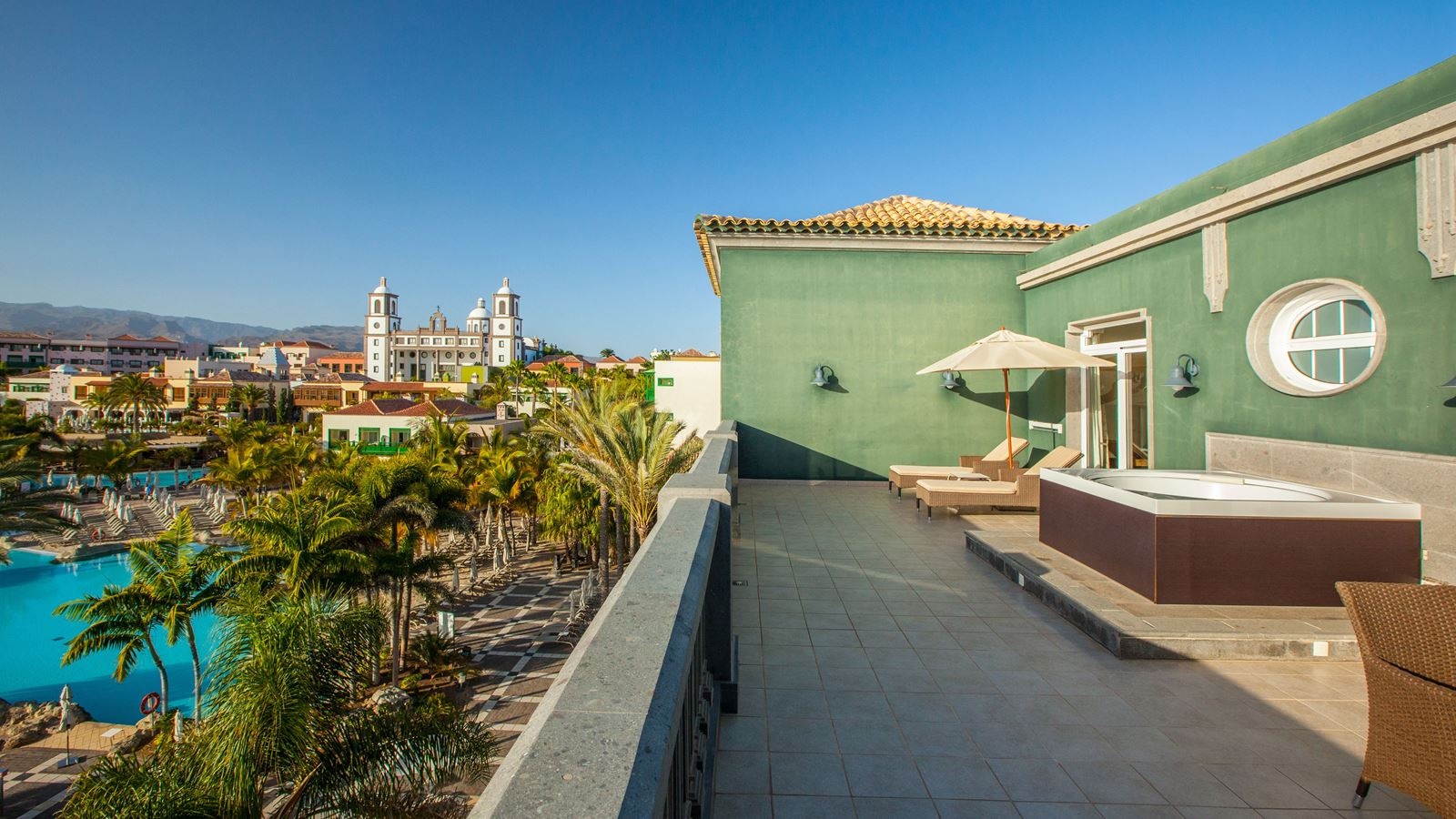 rooms-sus-superior-suite-unique-with-terrace-and-partial-sea-view