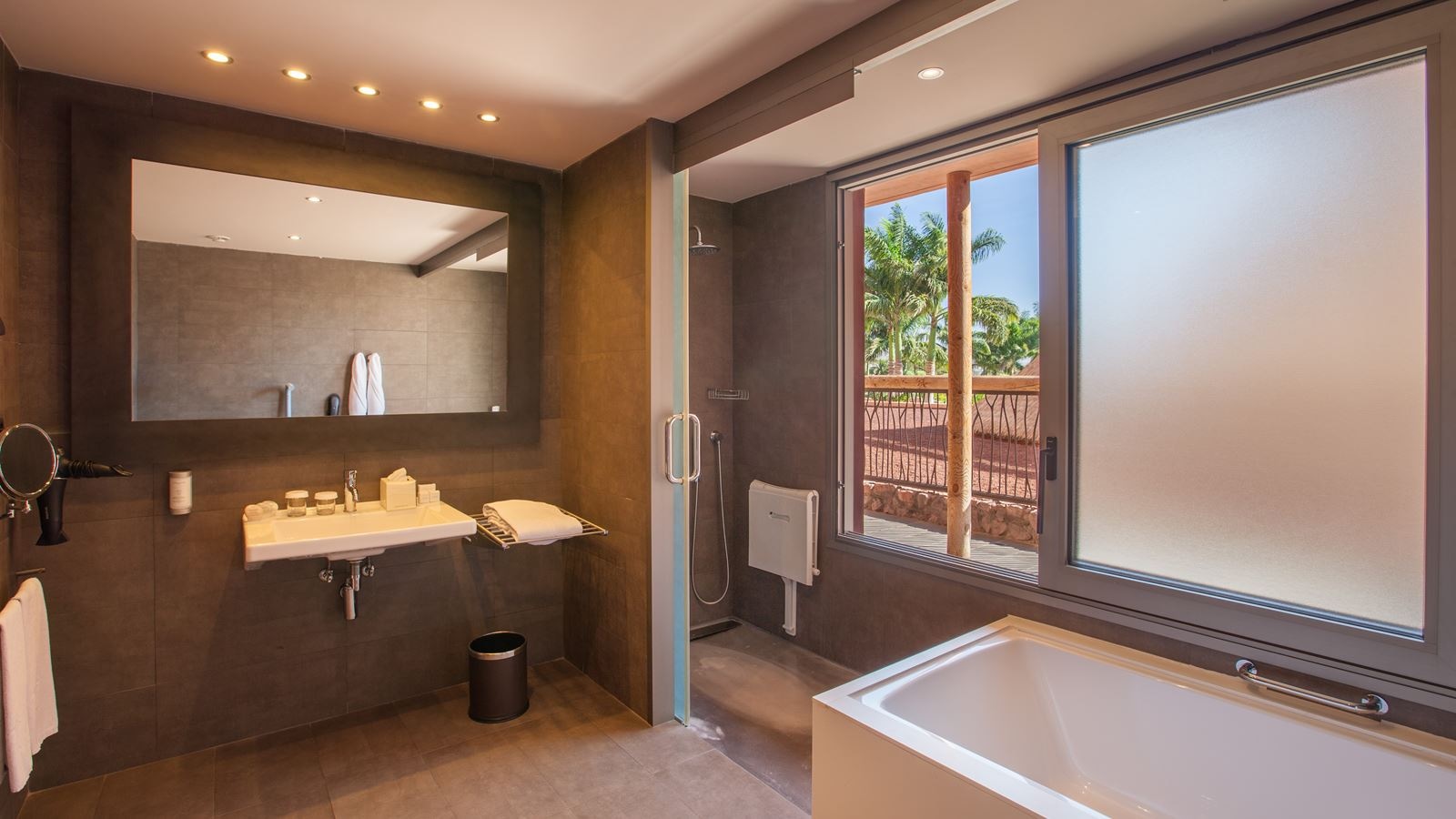 rooms-dstv-double-standard-pool-or-garden-view-balcony