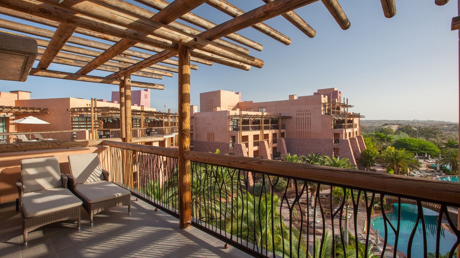 rooms-jus-junior-suite-unique-balcony