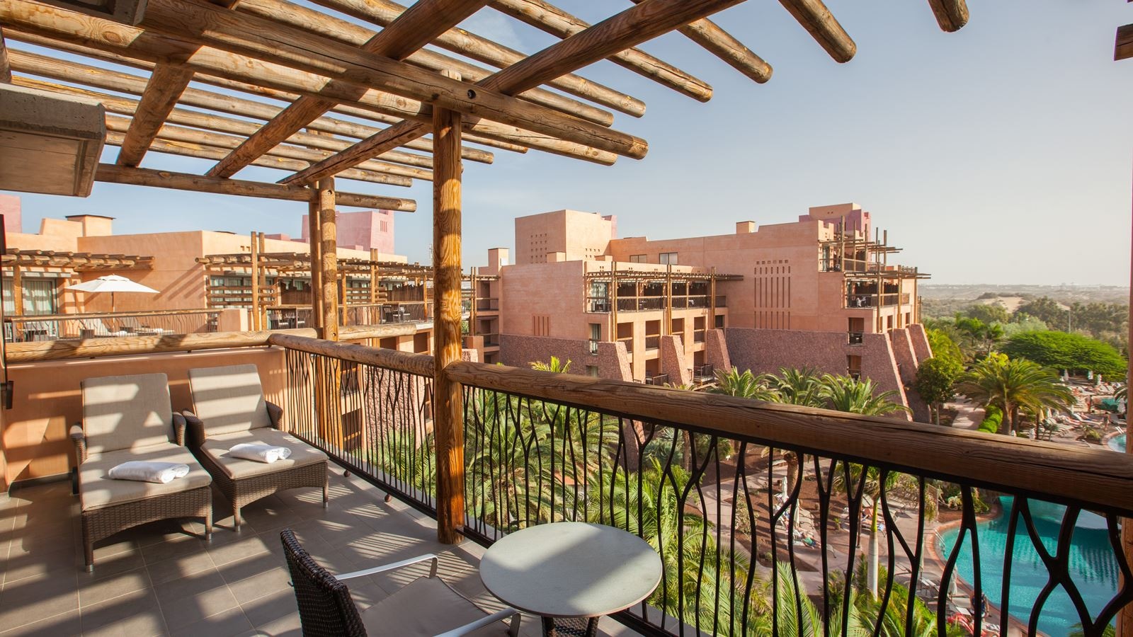 rooms-jus-junior-suite-unique-balcony