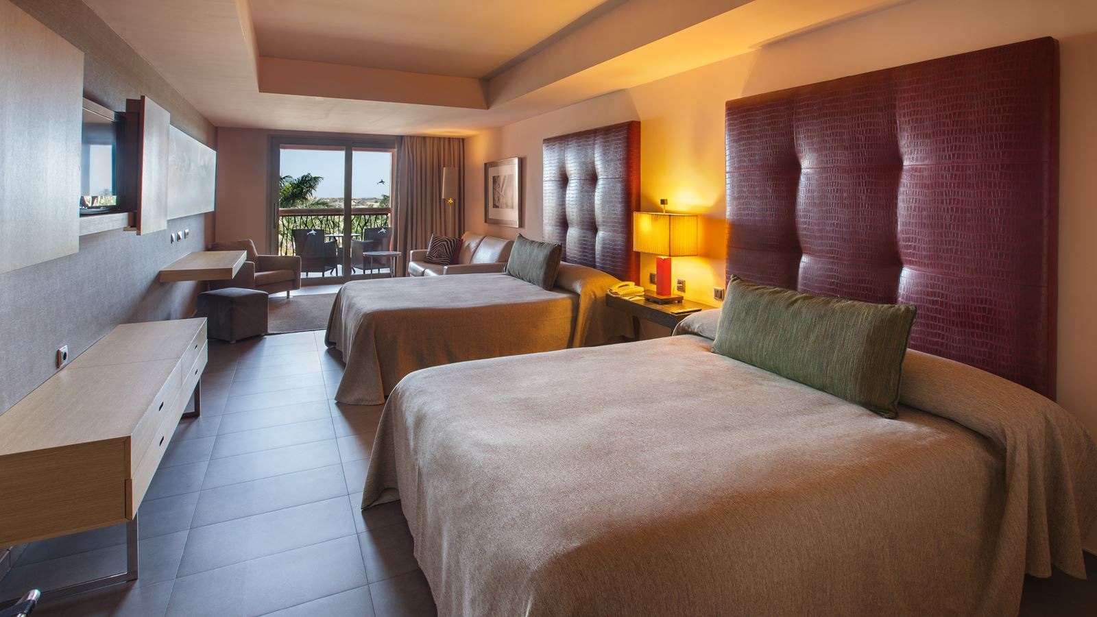 rooms-dfa-family-room-balcony