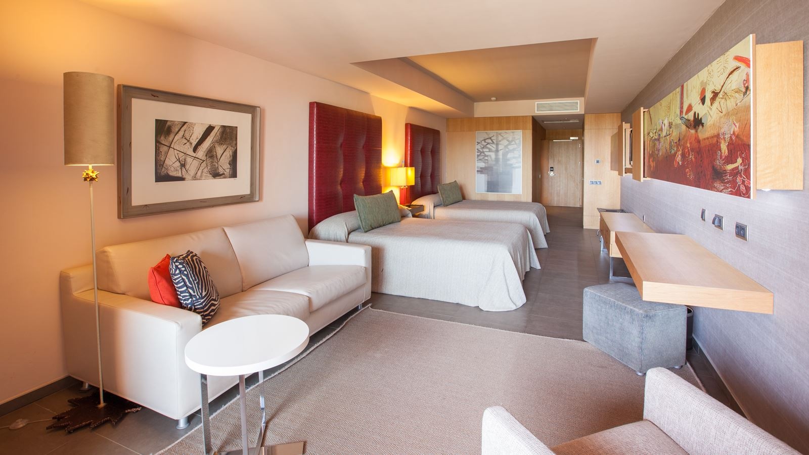 rooms-dfa-family-room-balcony