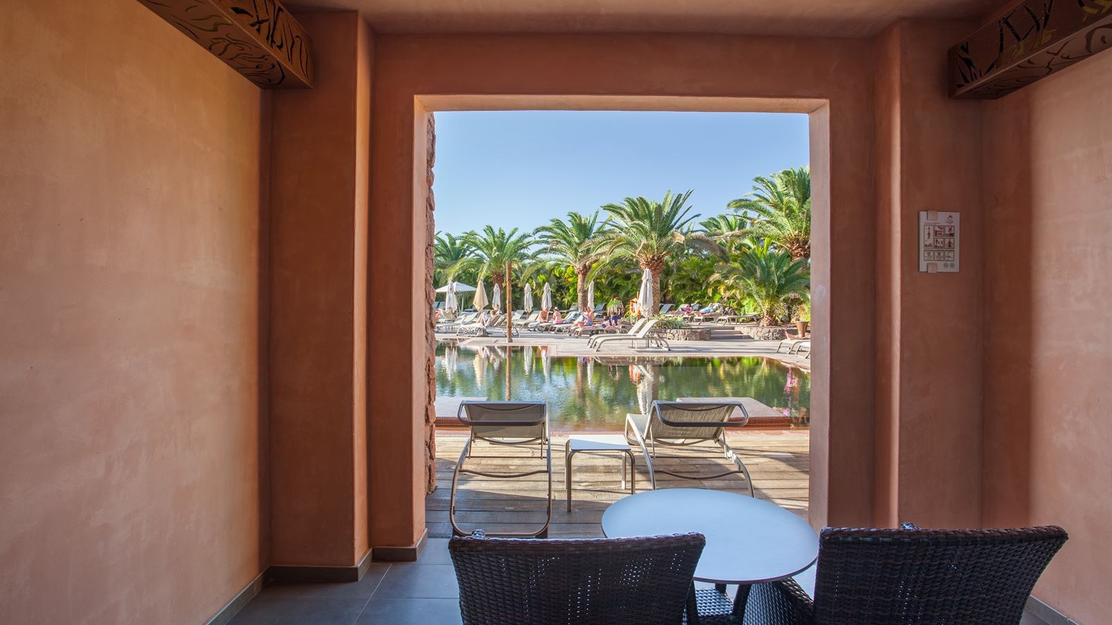 rooms-dfap-family-room-swimup-pool-terrace