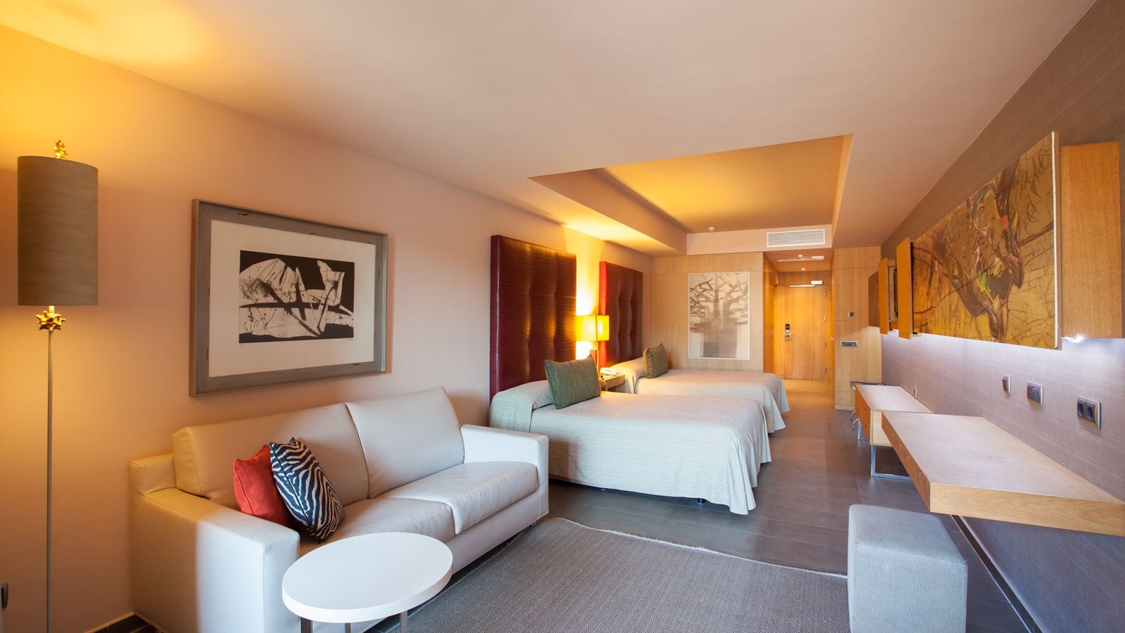 rooms-dfap-family-room-swimup-pool-terrace