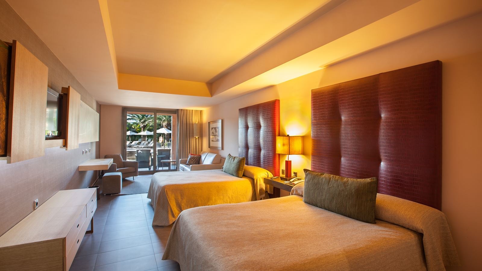 rooms-dfap-family-room-swimup-pool-terrace