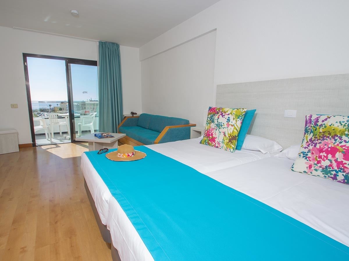 rooms-large-studio-with-balcony-or-terrace