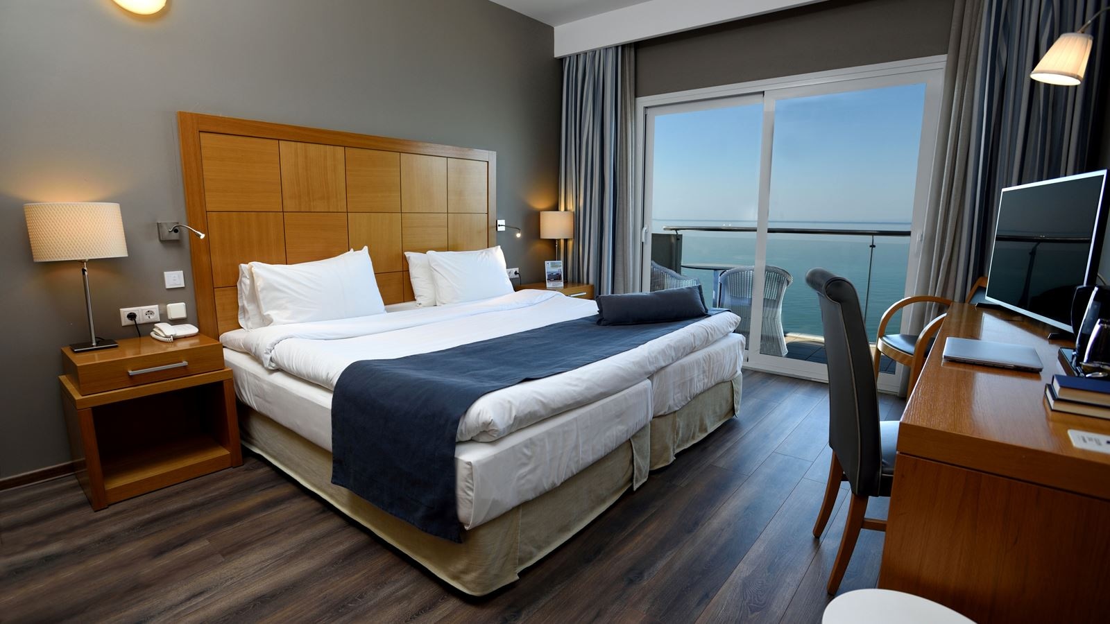 rooms-nereid-cocomat-room-with-front-sea-view