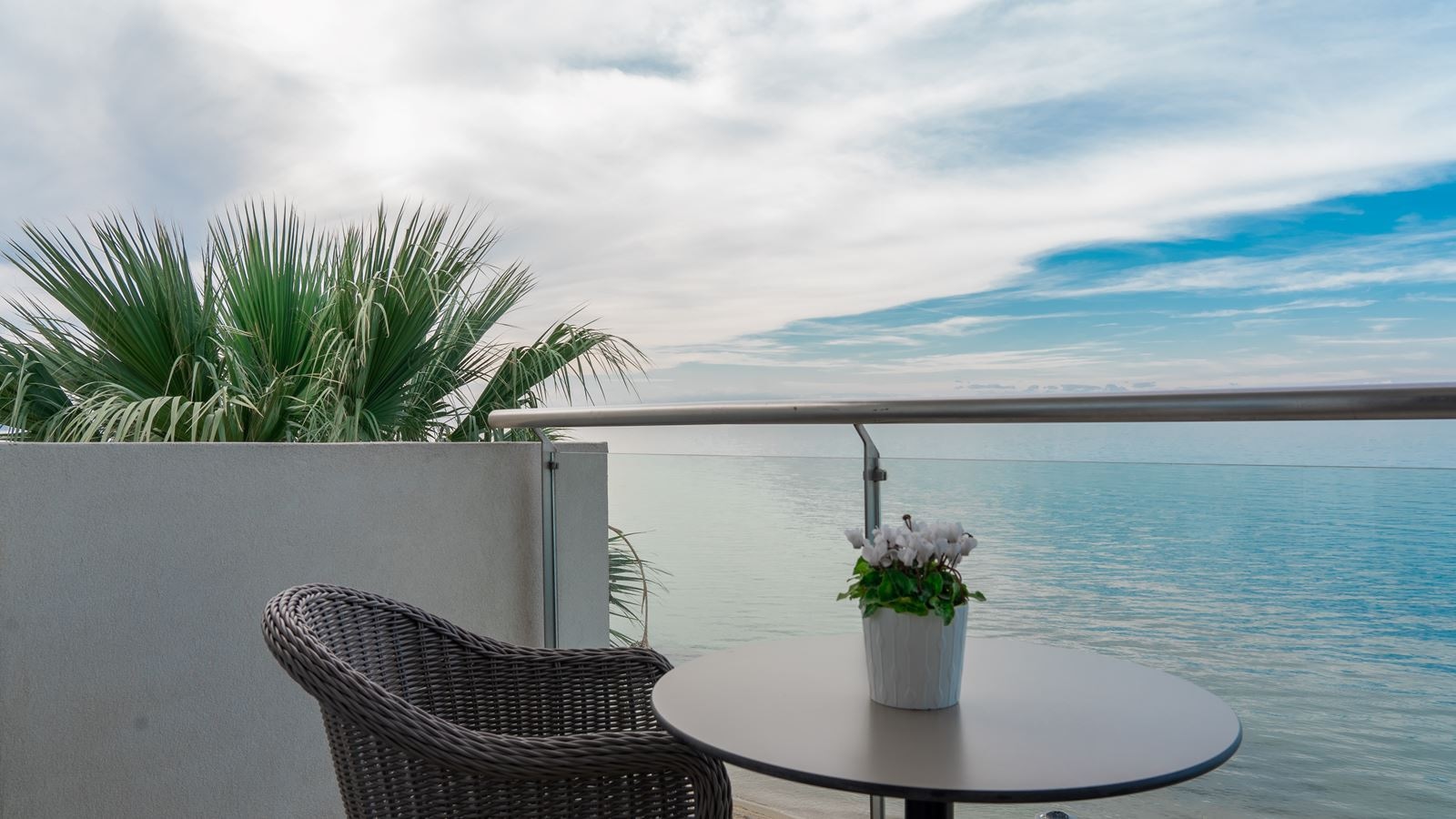 rooms-nereid-cocomat-room-with-front-sea-view