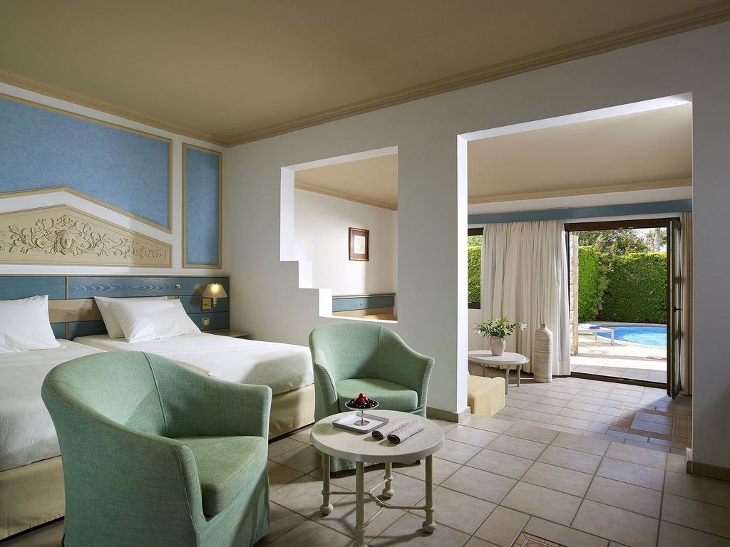 rooms-junior-suite-sharing-pool