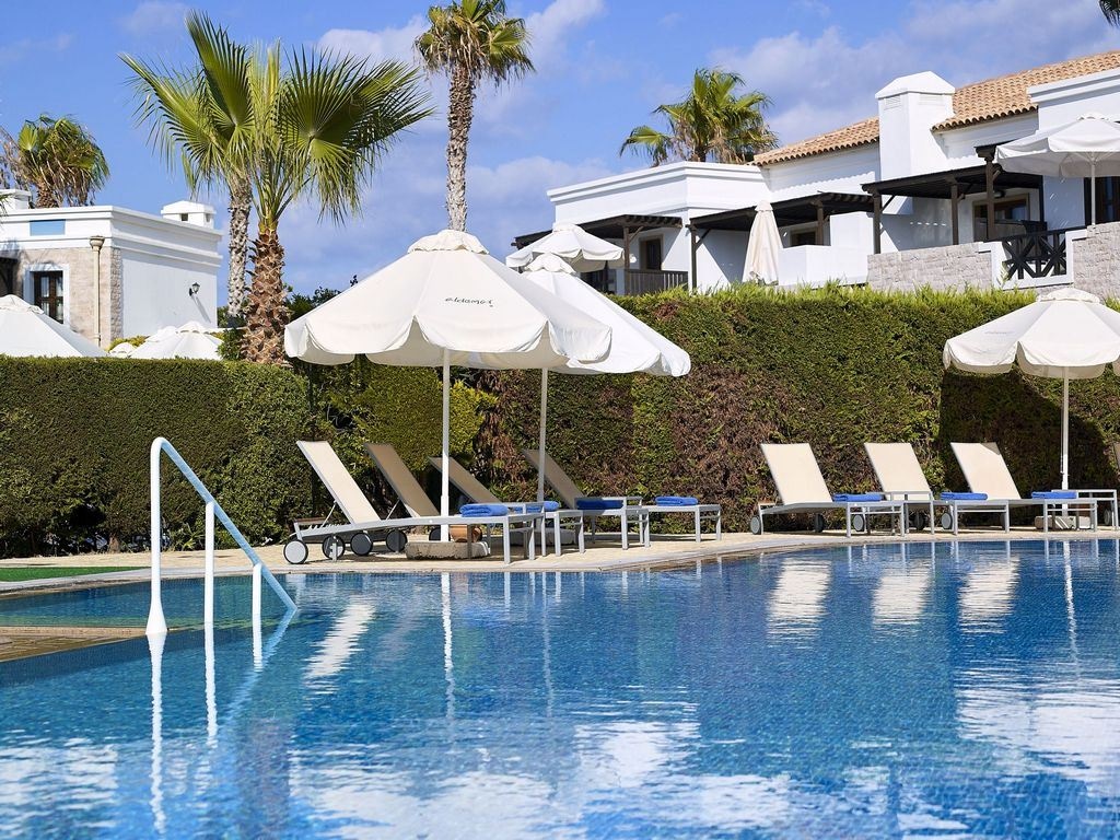 rooms-junior-suite-sharing-pool