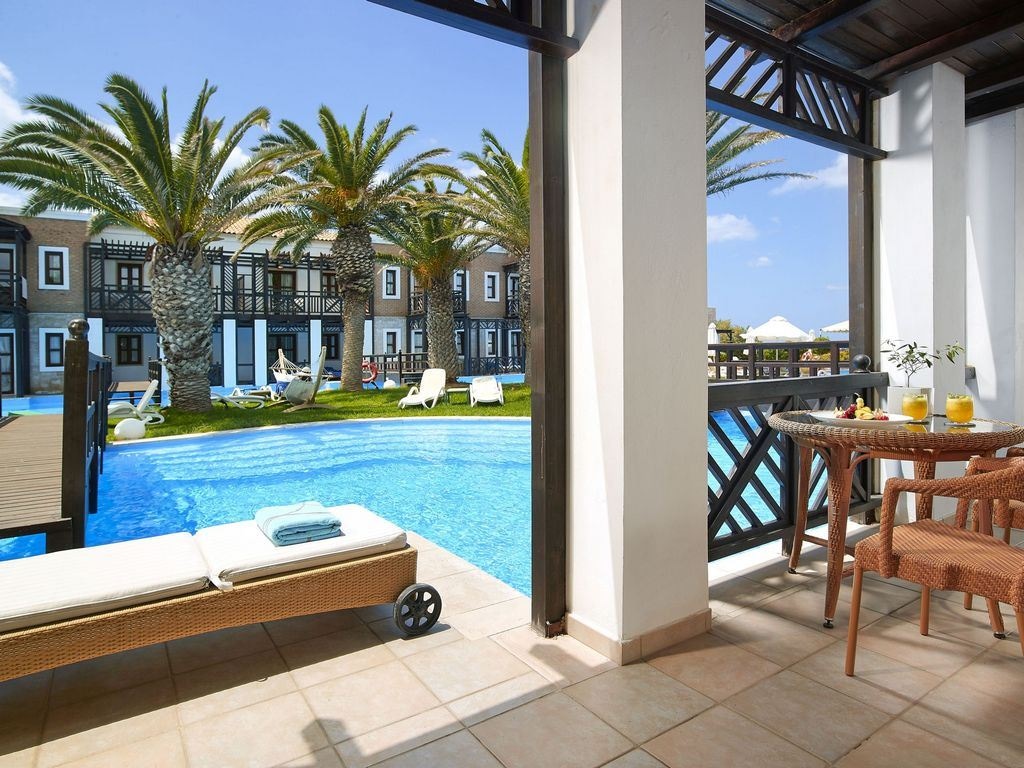 rooms-vip-suite-sharing-pool