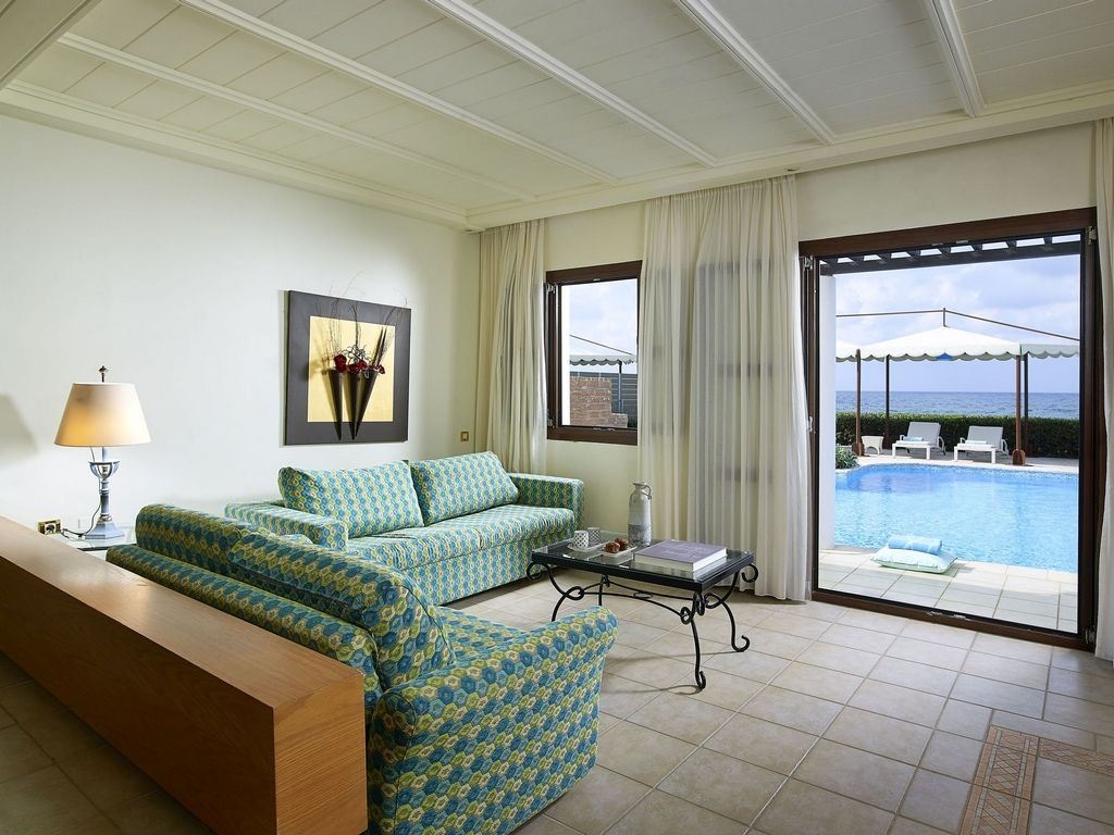 rooms-vip-suite-seafront-private-pool